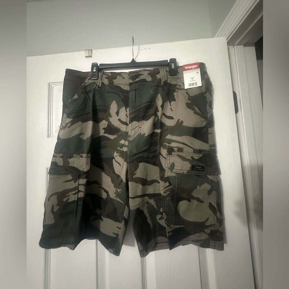 Wrangler Men's Green Camouflage Cargo Shorts